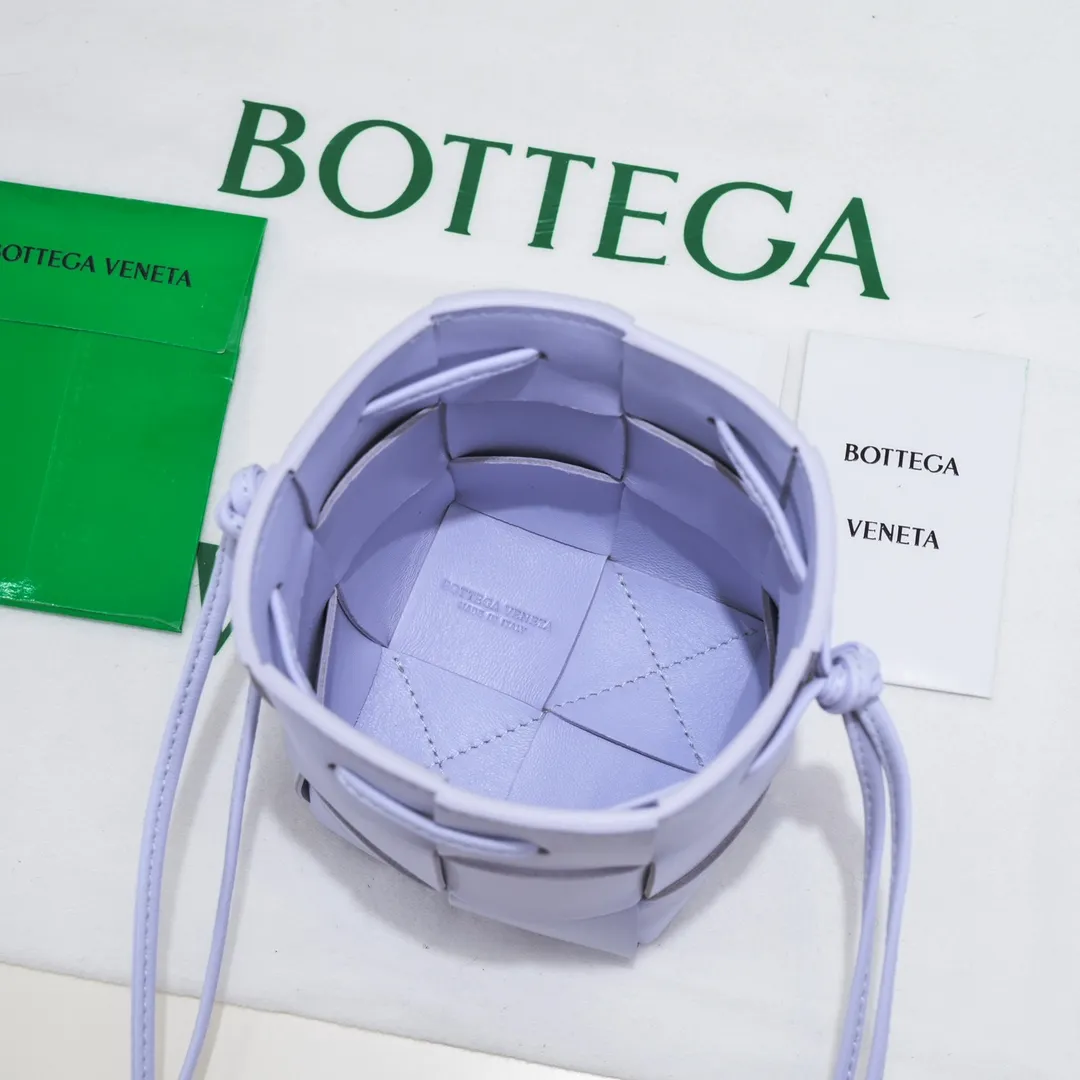 Small happy purple🔻Bottega veneta* new woven small bucket bag latest series# The square bag shape is matched with classic woven elements, drawstring design, minimalism, and has a very large capacity. Every color is beautiful, it is simple and elegant but has a cool style. It can be used by both men and women, and the upper body is fashionable and classy! Style number: 6611# Large size: 14*9*9cm
